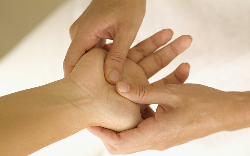 Acupressure-on-hand